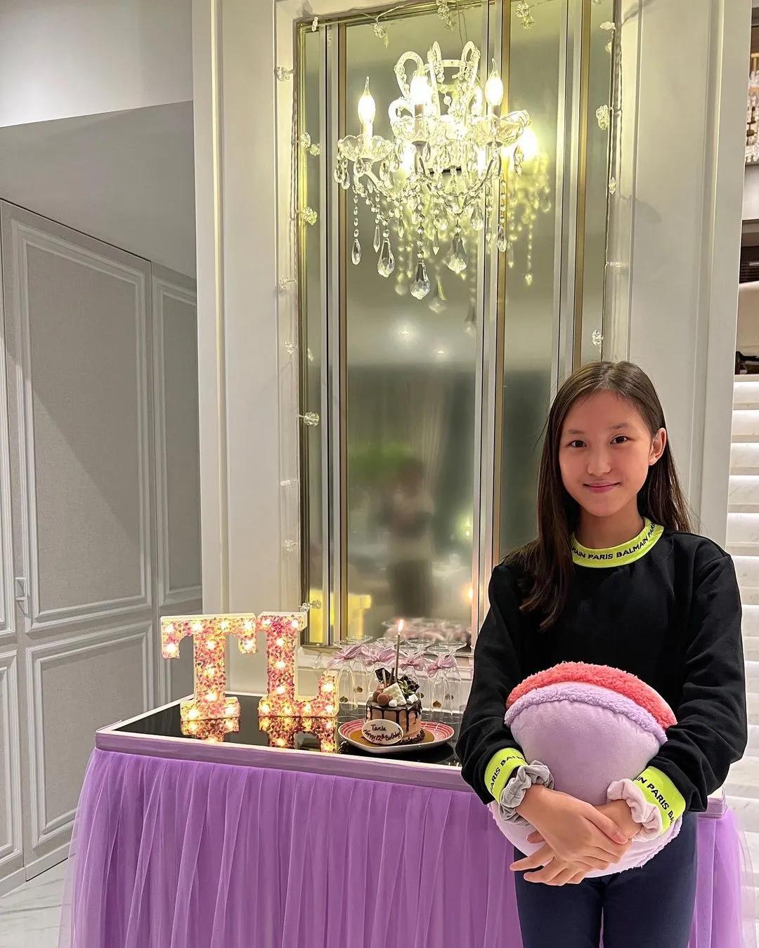 郭可盈晒全家福为女儿庆生，12岁津津清秀甜美很有气质，还是学霸