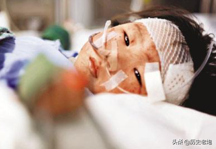 故事：10年前，温州动车事故中幸存下来的小伊伊，如今怎么样了