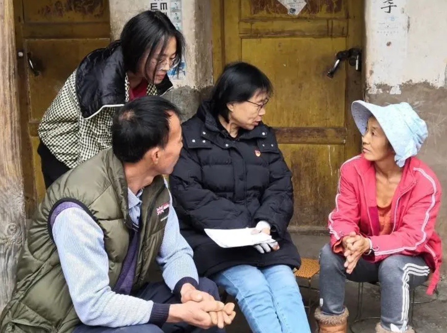 拼命三娘张桂梅校长感动身边人，领导：我们决不能捧着骨灰宣传您