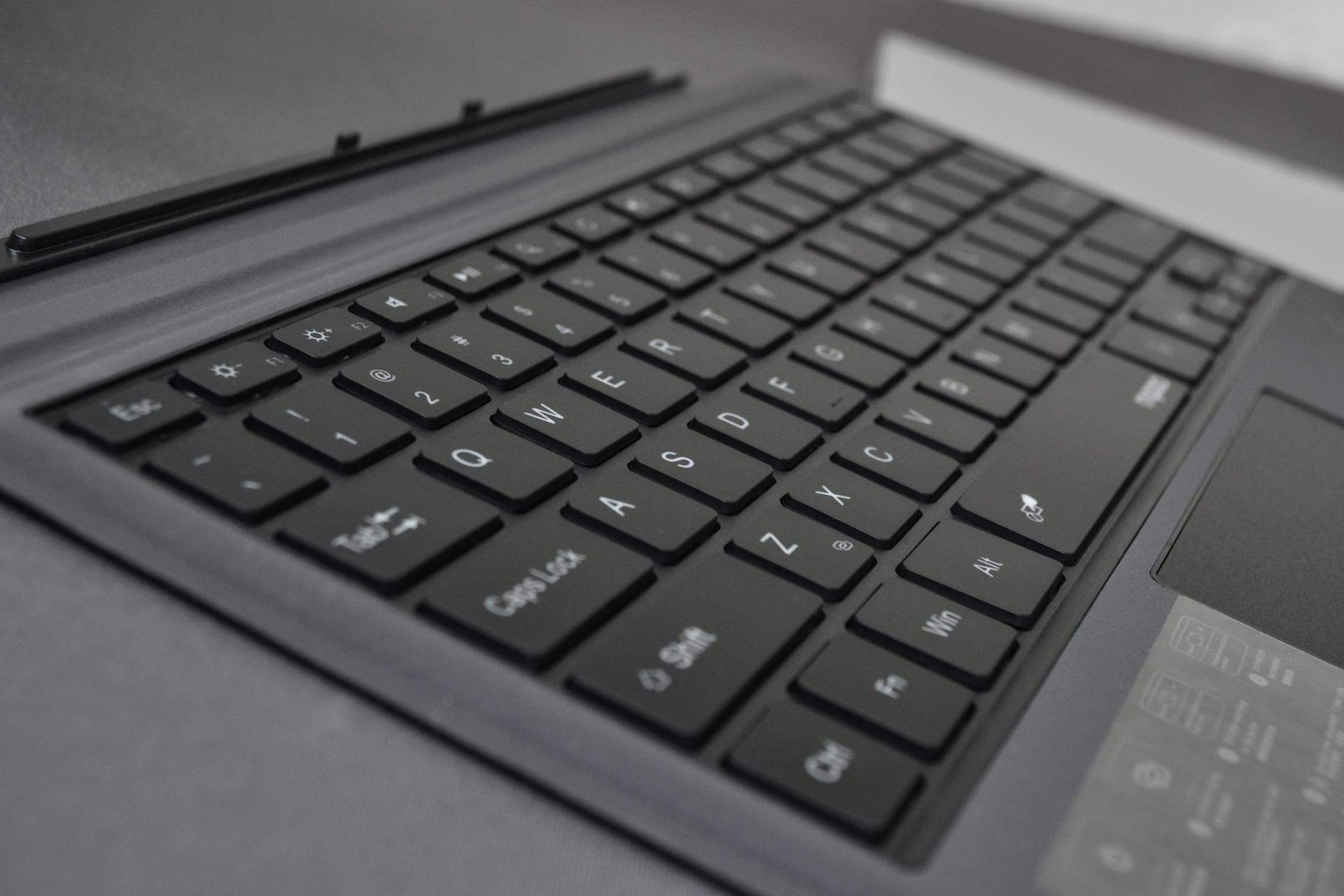 配件太贵 平替超原装 微软Surface另类玩法 雷柏蓝牙键盘XK200S