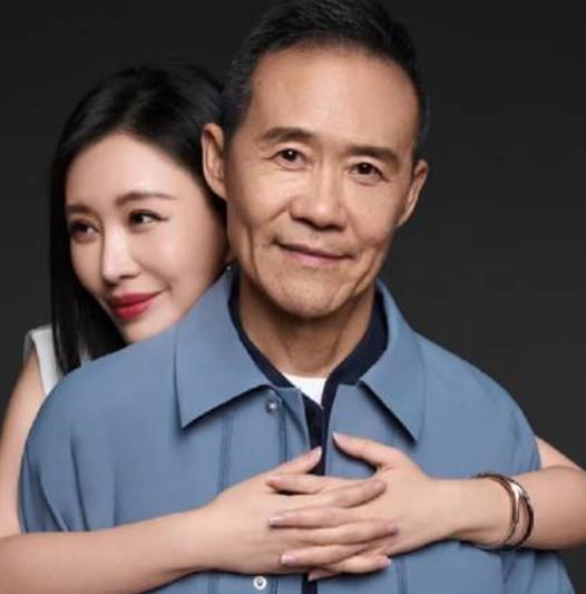 他放弃当中国首富,隐退后年领1200万退休金,娶小30岁的美女明星