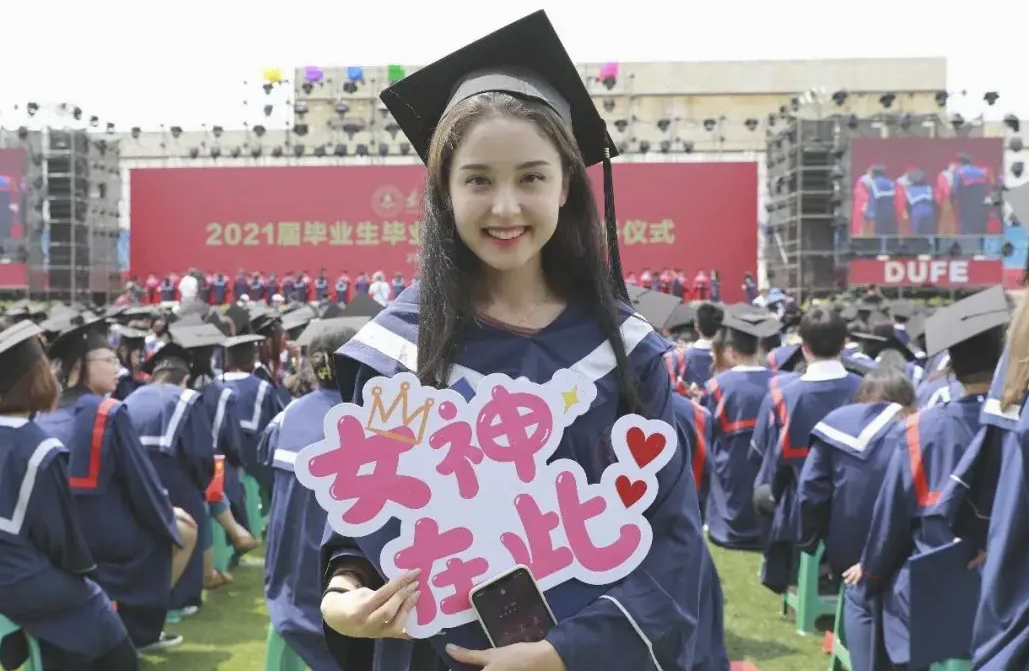 被封闭的大学生有多疯？“改造室友”意外流行，网友：怕不是换头