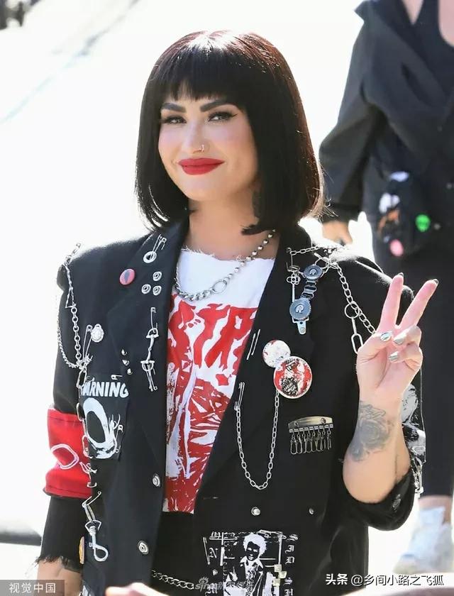 黛米-洛瓦托参加节目录制 身穿黑色西装外套酷炫十足