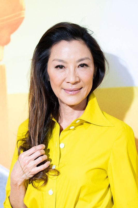 杨紫琼都奔六了，心态还是很年轻的，穿的黄色衣服好艳丽