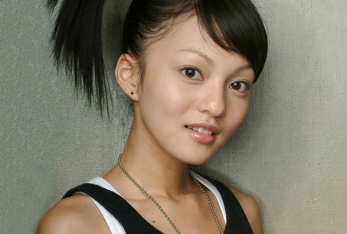 张韶涵为妹妹庆生，差1岁却长得像双胞胎，万梓良前妻携女儿现身