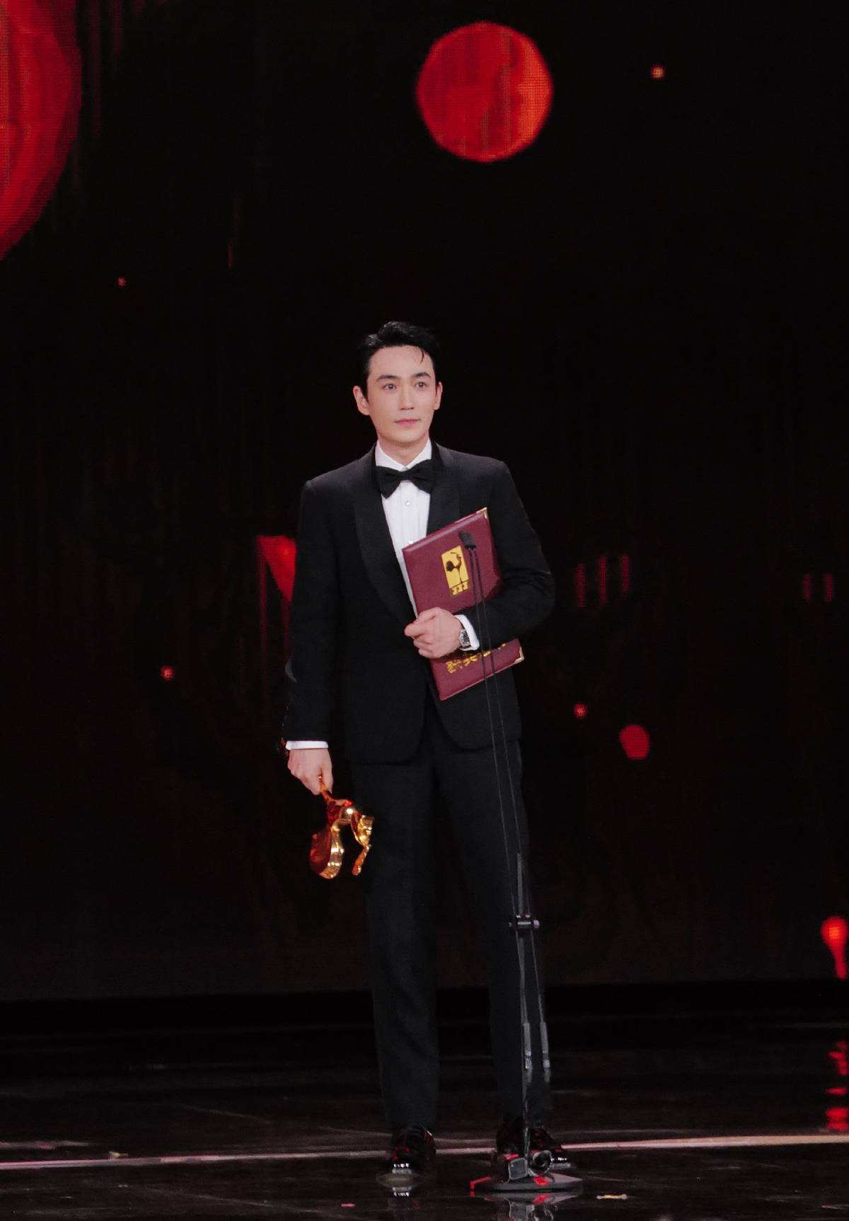 正装职业照男(朱一龙获"最佳男主角",演技气质双在线,身穿西装造型