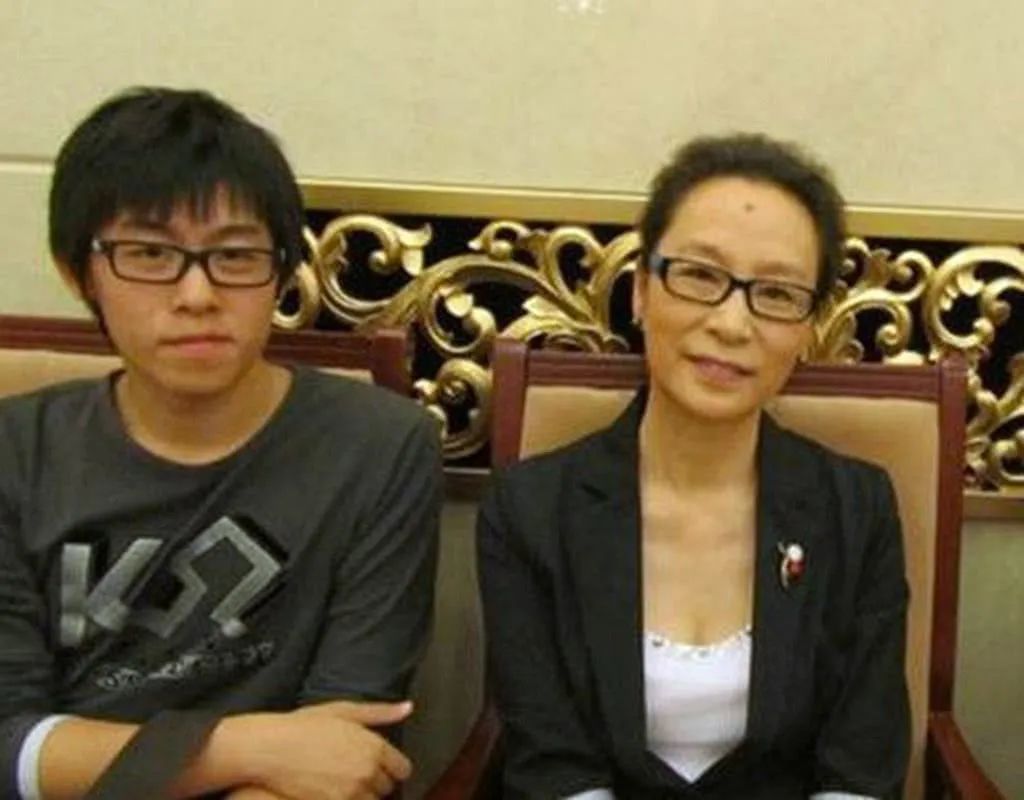 “离婚后至今单身”的15位女星，各有各的心酸，有人差点自杀