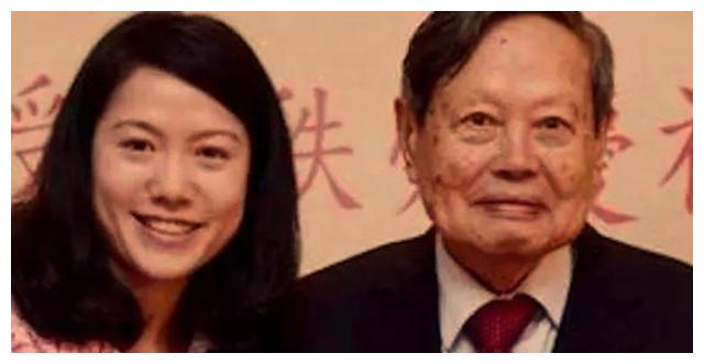 翁帆杨振宁喜得千金？二人的举动说明现状，为何杨振宁被骂？