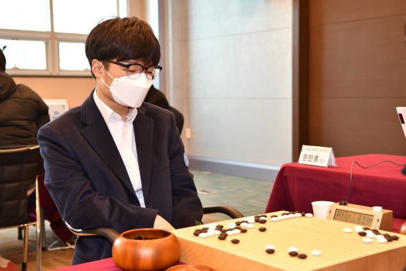 皇冠比分官网直播(1.26围棋赛事：海泰皇冠杯决赛次局卞相壹突施冷箭成功追平比分等)