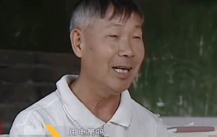 广西10岁男孩拥有蓝色眼球,夜间也活动自如,村民惶恐不安避而远之