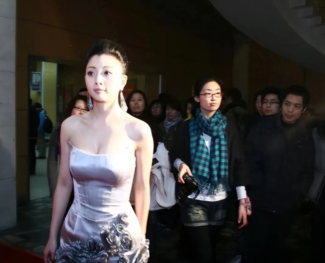 49岁的袁立与42岁的殷桃同框，两人品位都不错，但是气质差别大