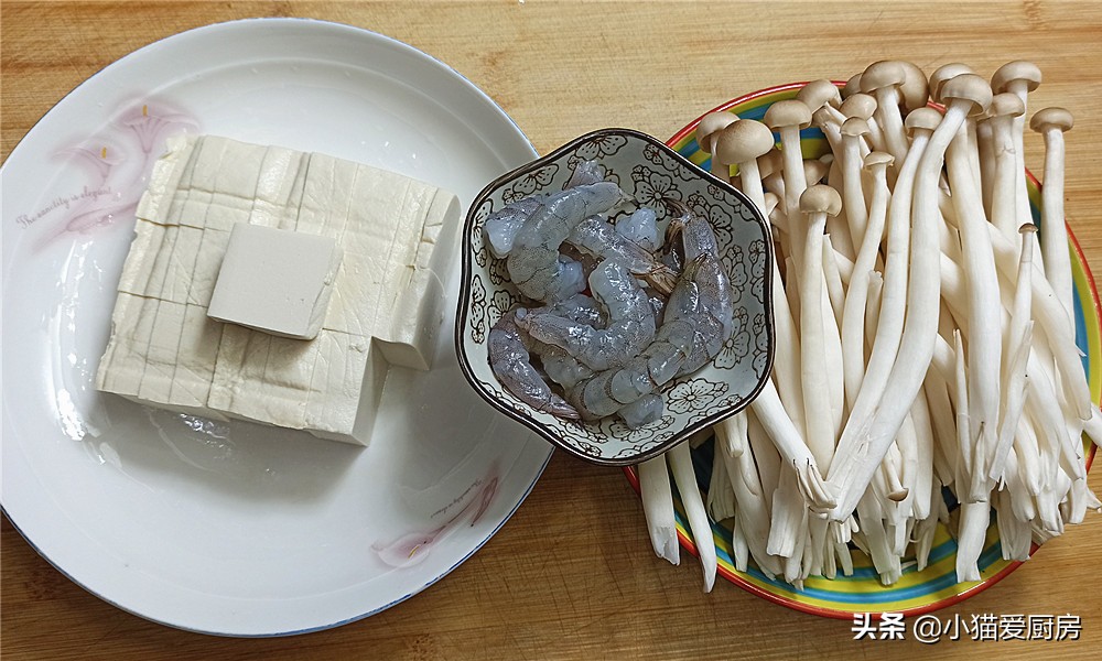 一道用嫩豆腐制作的“虾仁豆腐煲”，特别开胃，比吃火锅还过瘾