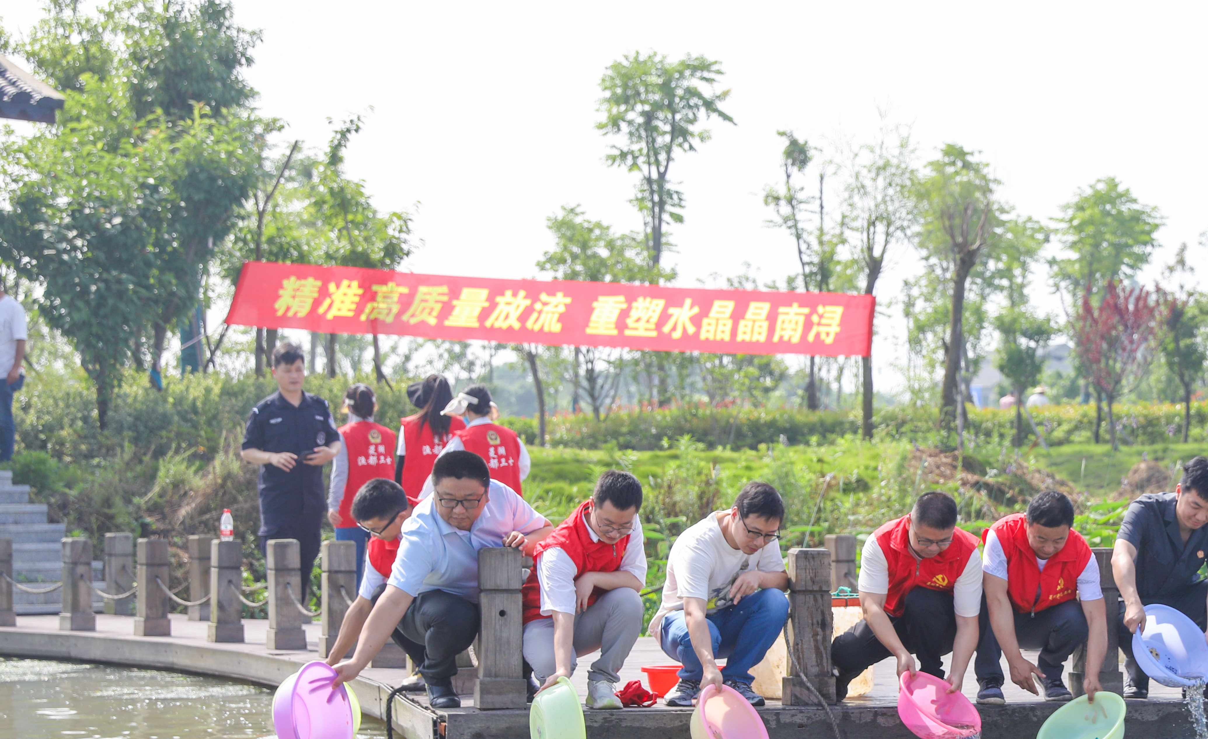 湖州南浔菱湖省级湿地公园开展增殖放流活动