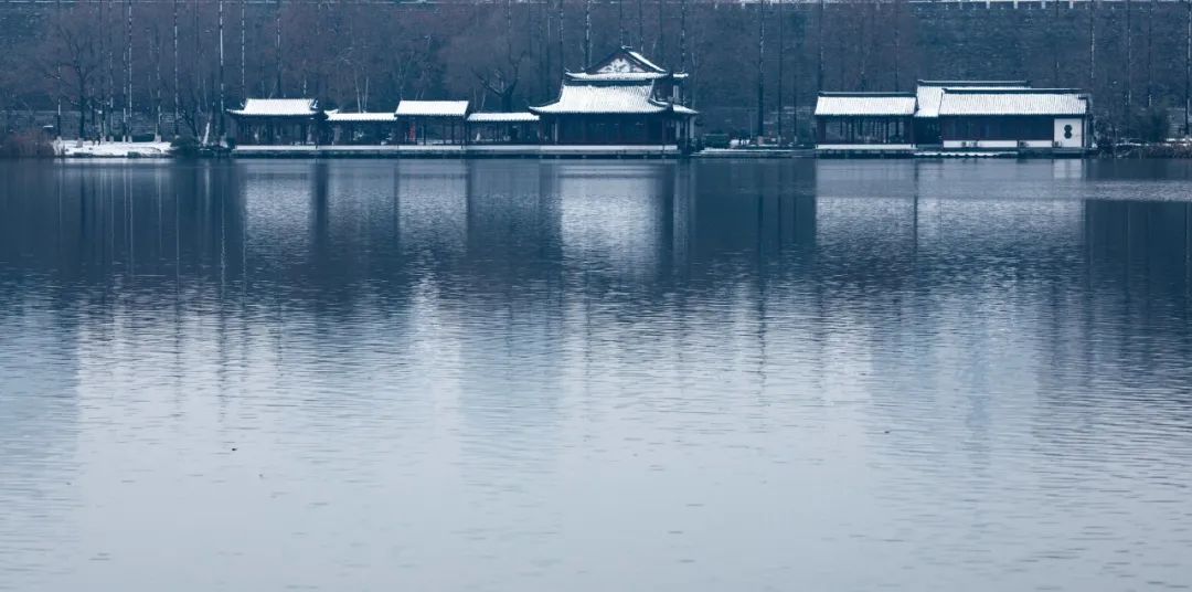 白居易晚上被冻醒，写下一首夜雪诗，短短20个字，成为咏雪绝唱