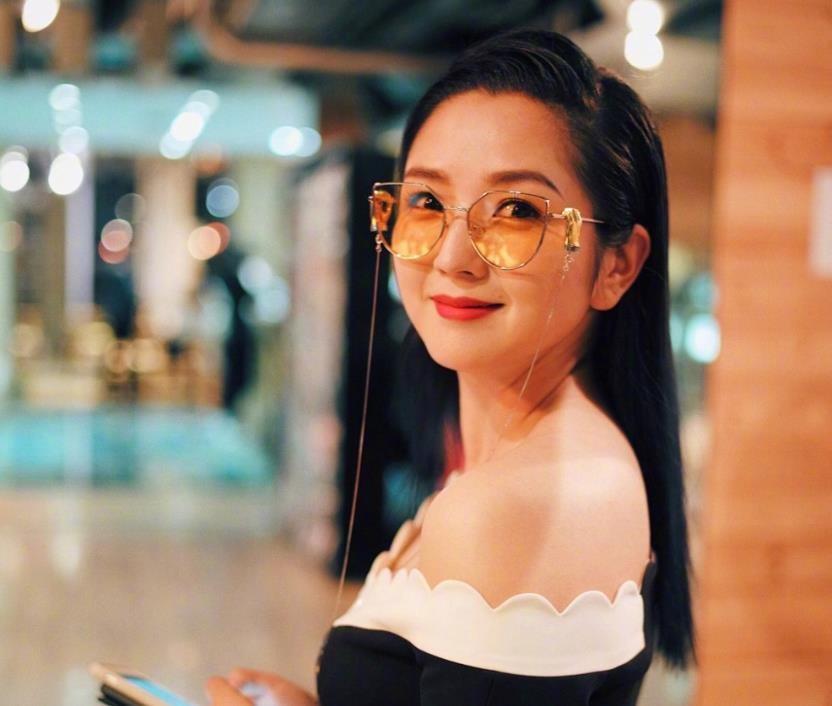 何洁：插刀李宇春内涵释小龙，自以为高明？如今丑闻缠身难洗白