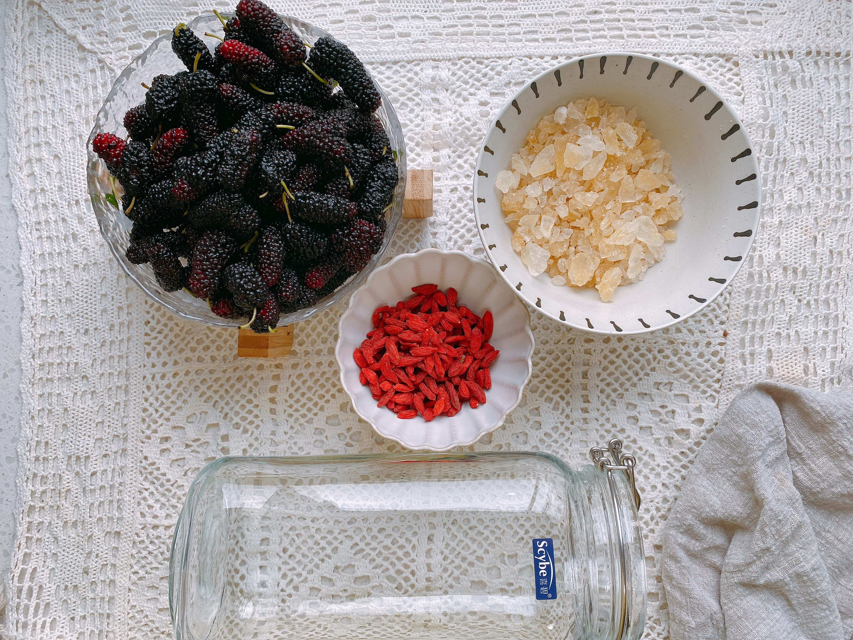 新鲜桑葚泡酒的做法（自制桑葚酒酒香浓郁无添加）