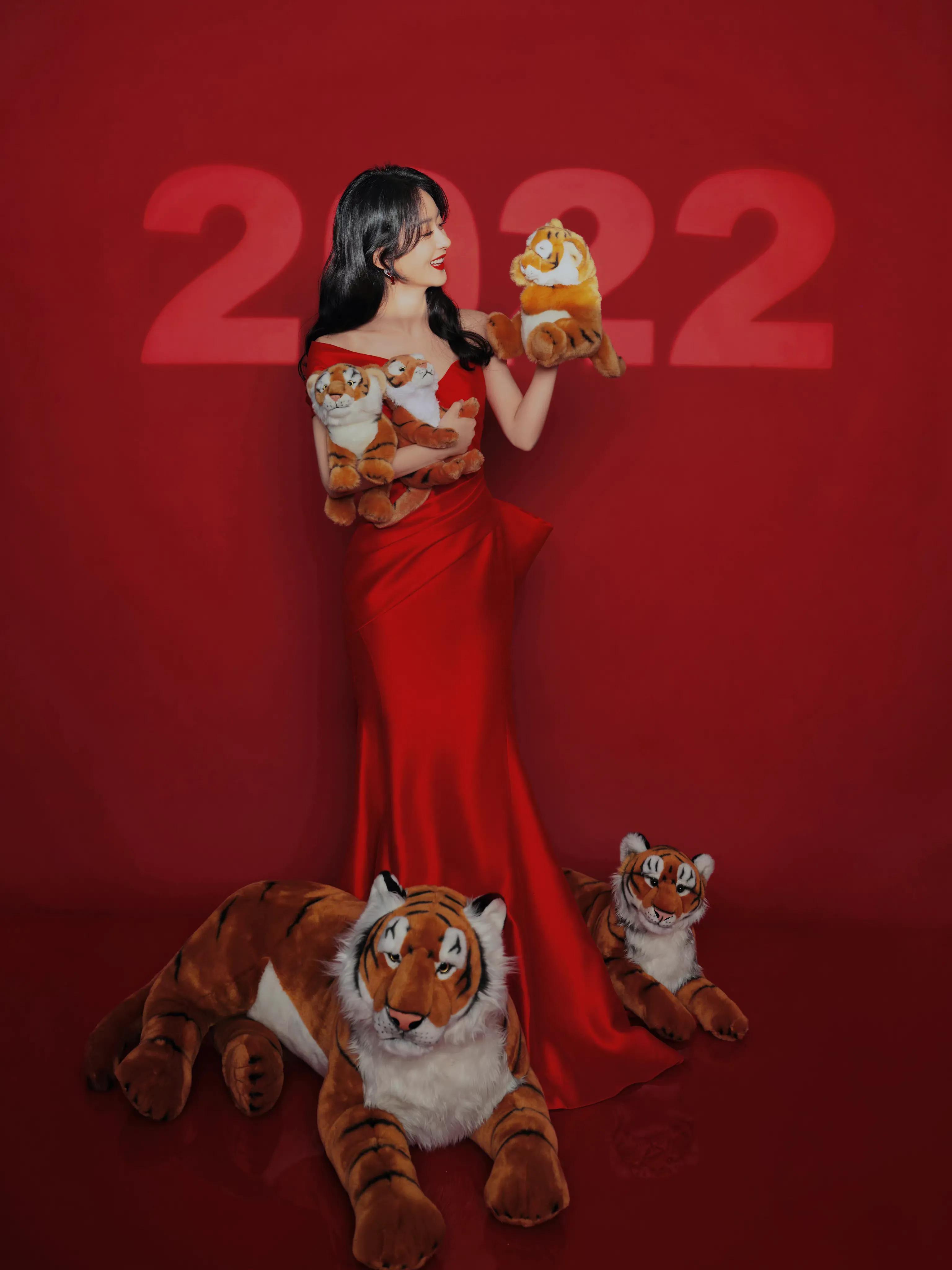 孙怡、赵丽颖红色礼服状态迥异，有没有爱情的滋润肉眼可见