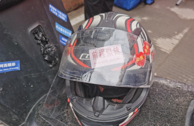 辽宁外卖小哥参加高考，成长经历引人心酸，愿生活别再难为你