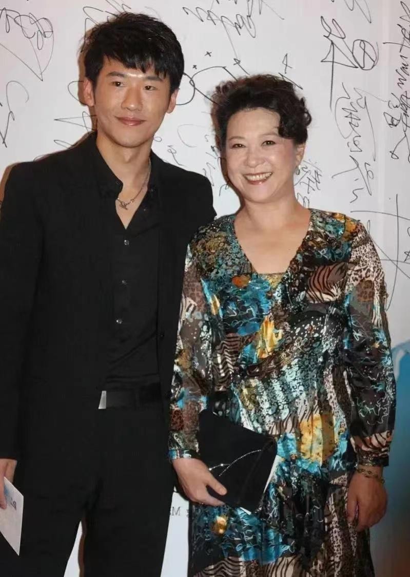 王馥荔儿子长相太路人，母子罕见同框，72岁的她穿雪纺裙也很阔气