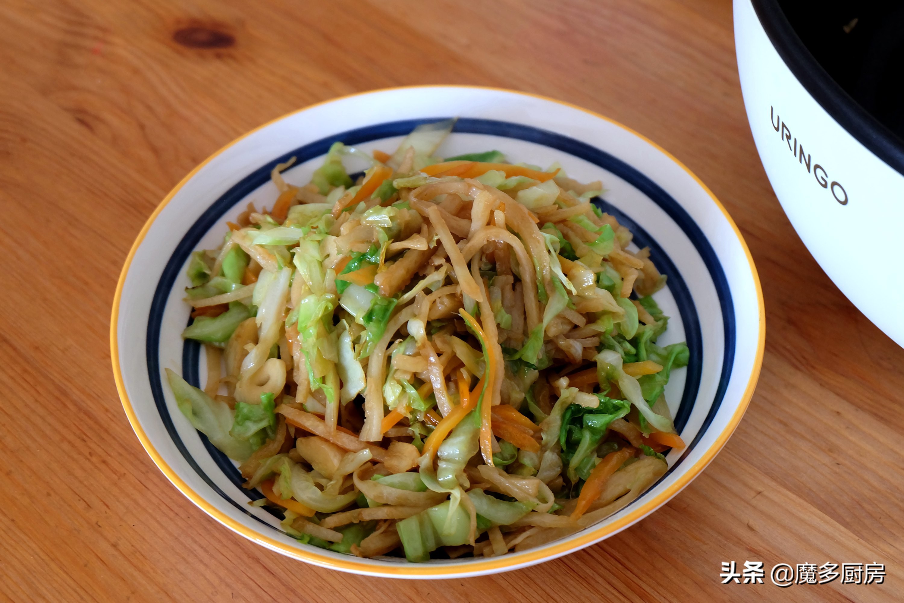 胡萝卜半根,饼丝约200g,大蒜,生抽酱油,盐,食用油;素炒饼的详细做法:1