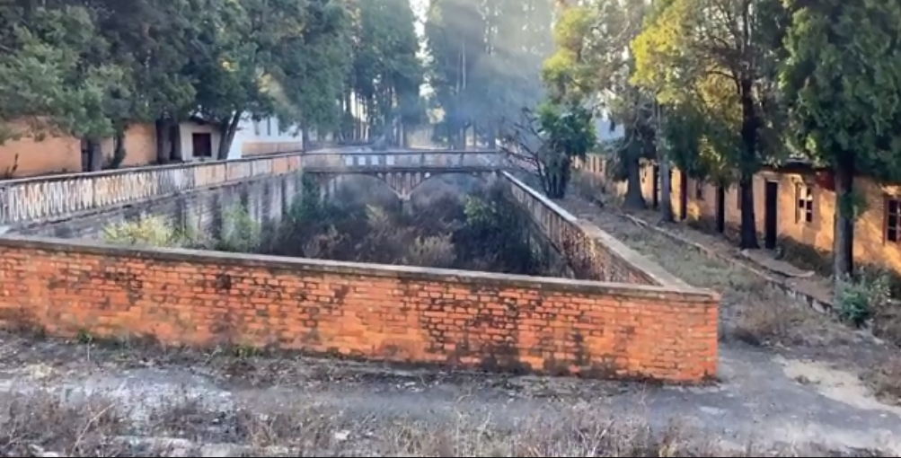 云南武定矿场遗址，城墙砖建房坚固又牢实，环境优美却无人居住