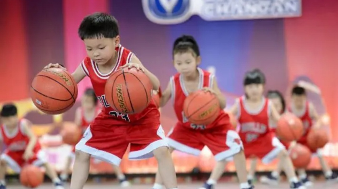 一年级孩子学足球还是篮球锻炼身体（五个适合小学生的体育项目，让你的孩子健康成长）