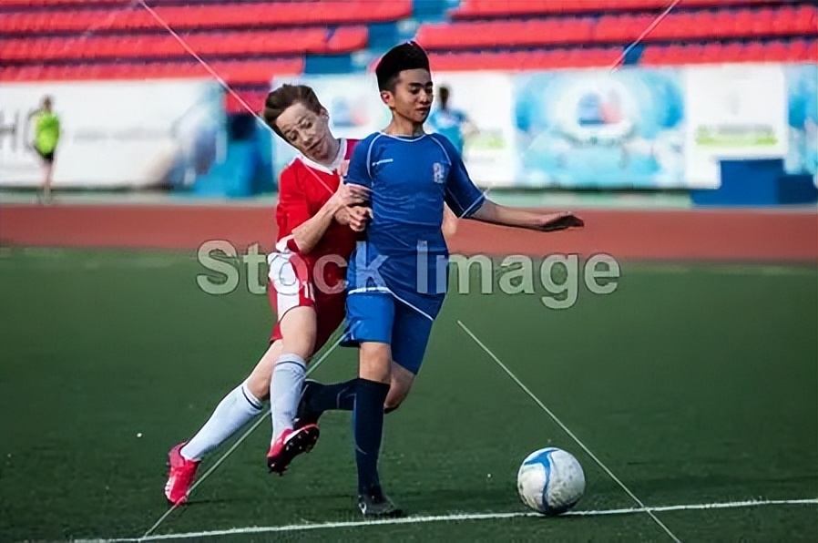 踢足球英语怎么表达(Play football VS Play the football 如何区分)