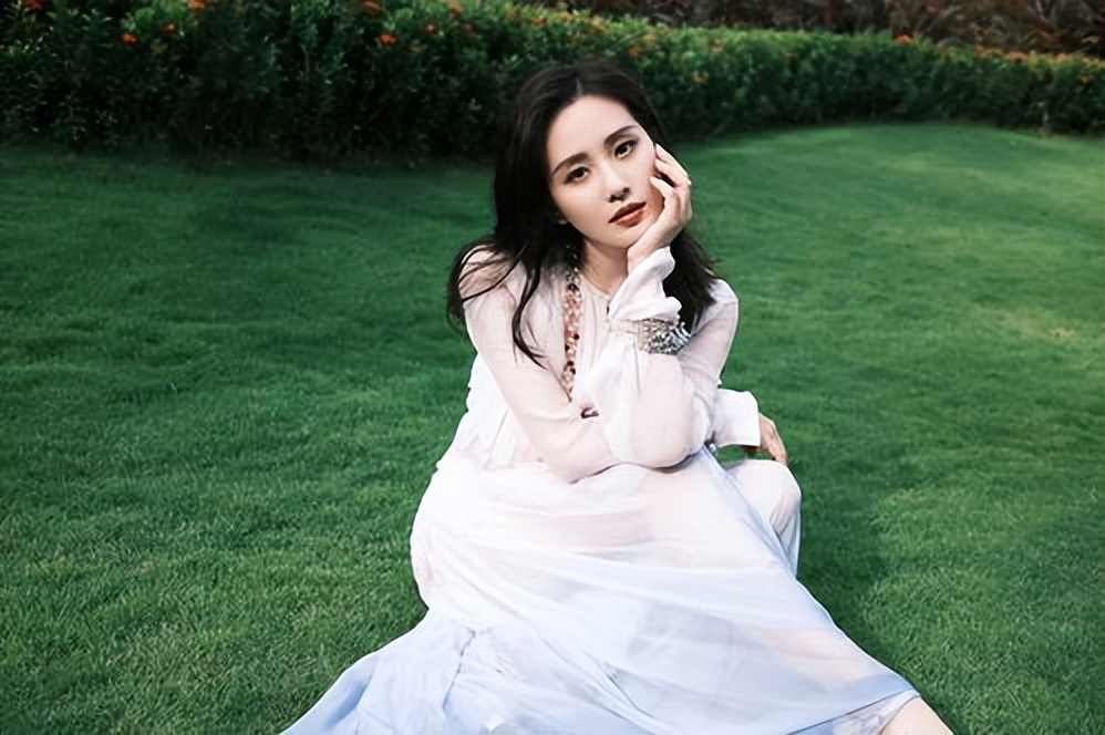 大学校花戴若曦（颜值不足脖子凑）