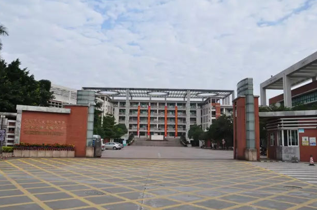 汶川地震时，扔下学生独自逃跑的老师，唯有我女儿可以用生命保护