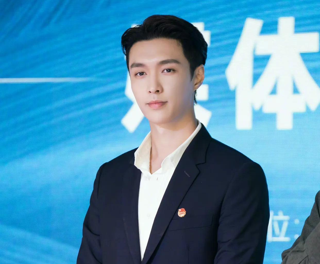 肩膀内扣暗藏含义，罗晋：这盛世如我所愿