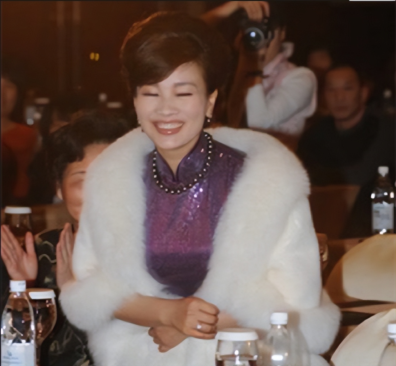 温州富豪胡洁：前夫贪污获刑16年，二婚带娃嫁周立波，送上保时捷