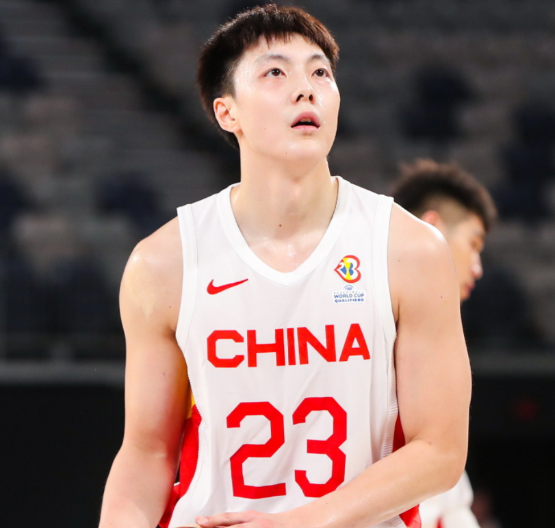 中国十大篮球运动员排名(中国男篮12人名单出炉!