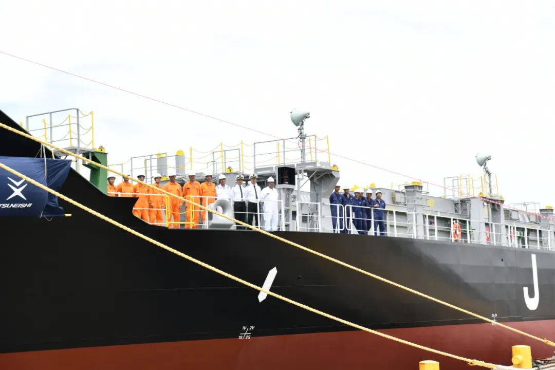 江苏远洋投资的节能环保集装箱船江远远诚轮在舟山常石船厂交付