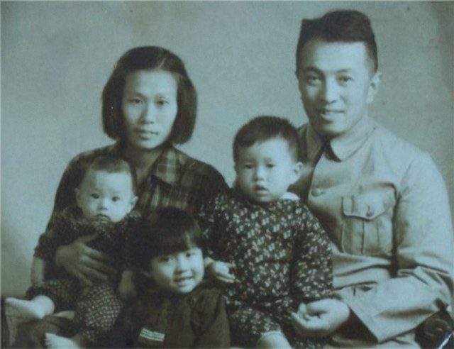 死相难看的日本将军，夜里遇到我军突袭，小兵从屁股处把将军捅死