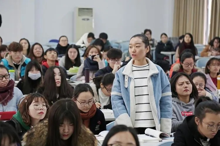 大学生期末考试与中学的不同，压力很大，挂科会影响保研和评优