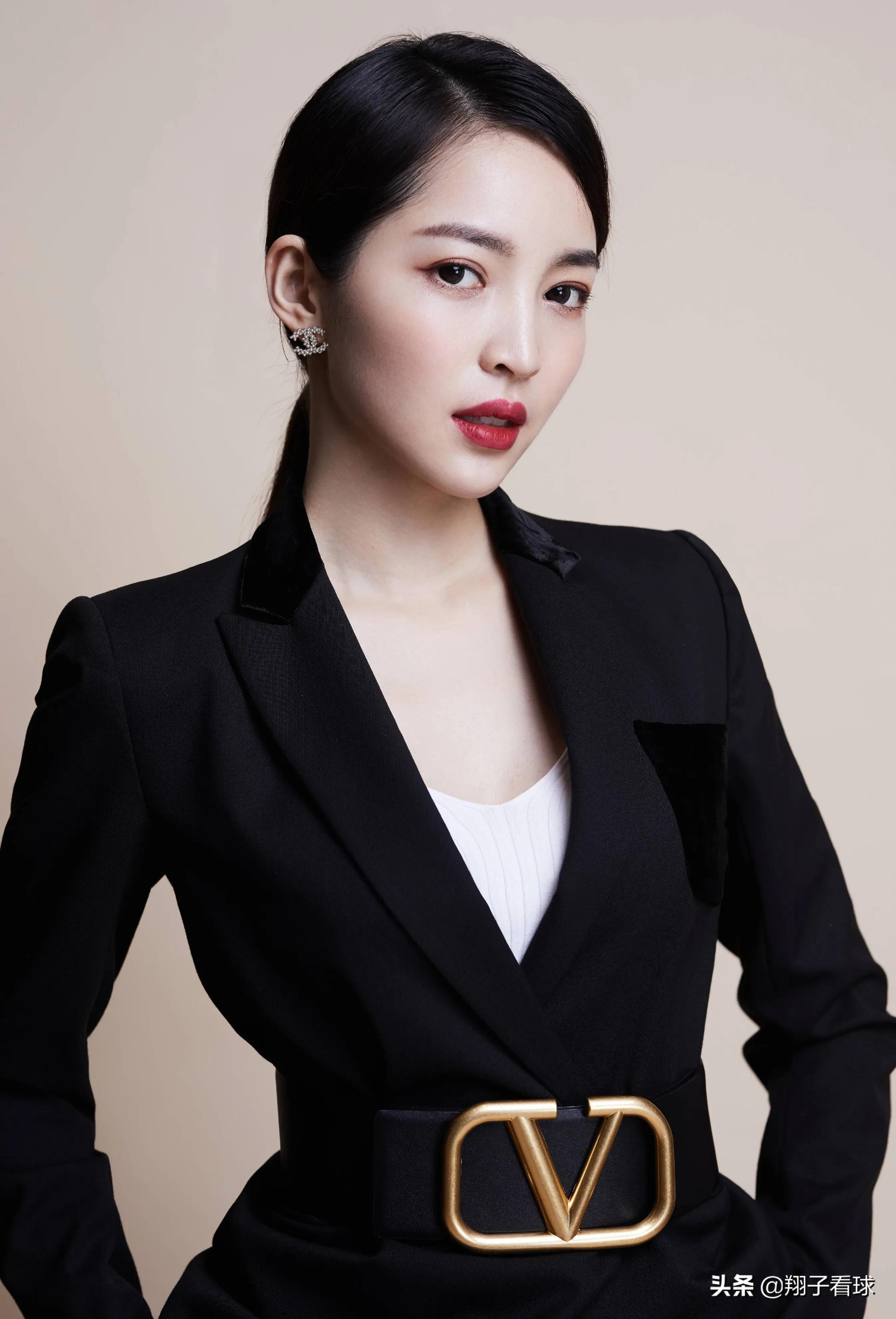 王钟瑶晒照，黑丝皮裙吸睛，称“无爱即是神”，球迷直言被俘获了