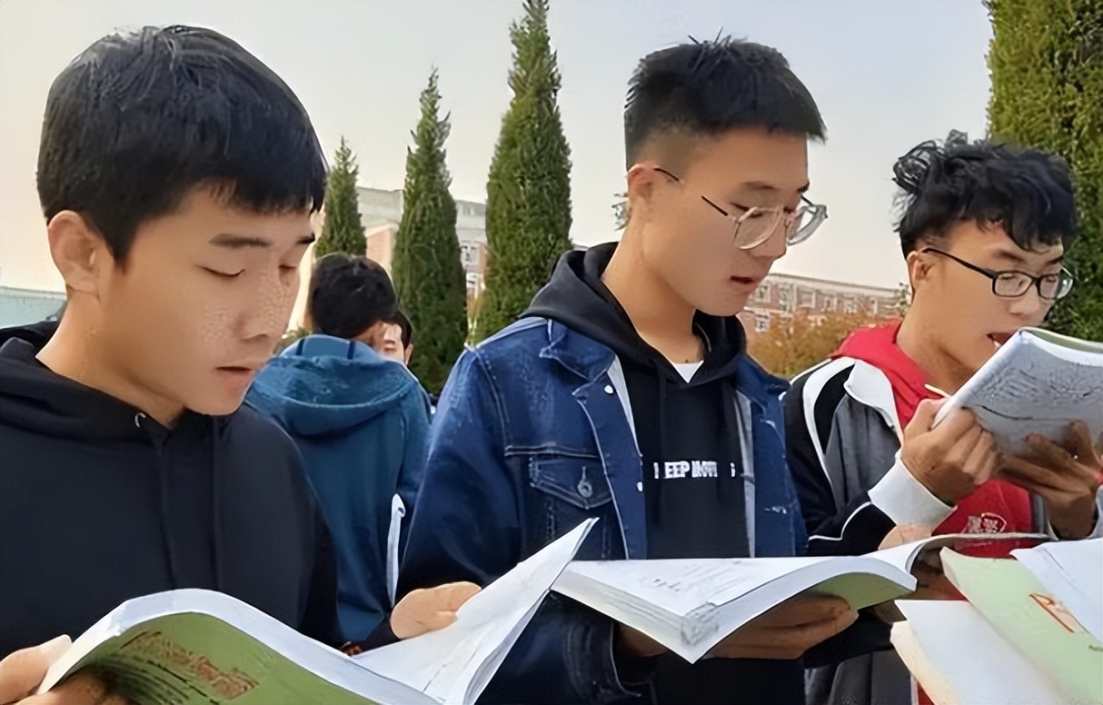 大学生迎来消息，毕业难度或再次升级，大学生的好日子要结束了