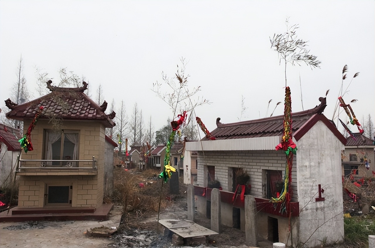 “土葬、火葬”不要争：农村丧葬正式出新规，之前坟墓如何处理