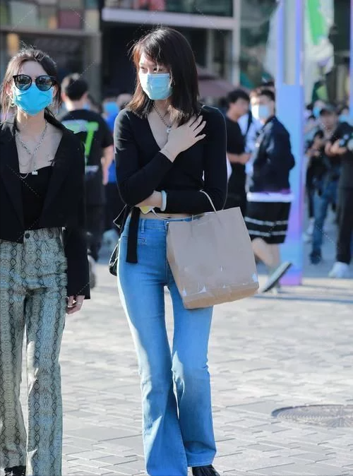 想要提升个性感，气质女生穿喇叭裤搭配针织短衫，又靓又耐看