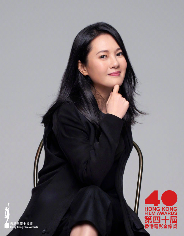 56岁李丽珍素颜逛菜市场，不化妆皮肤白净细嫩，背四万小包显阔气