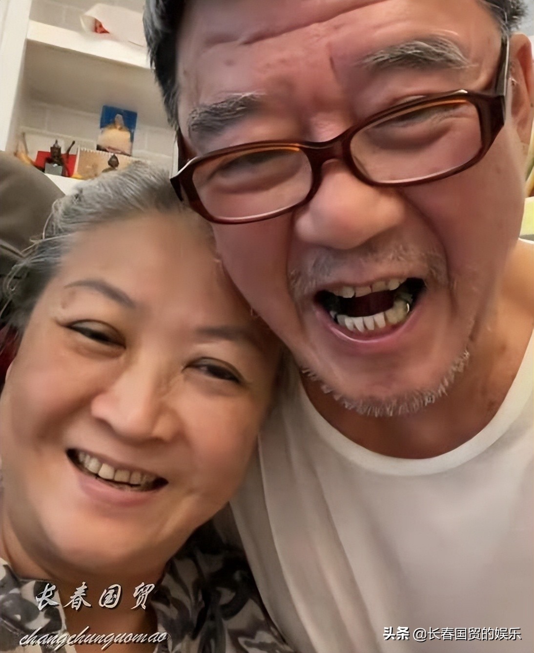 “老戏骨”李立群与画家老婆罕见同框，镜头前互搂大秀恩爱