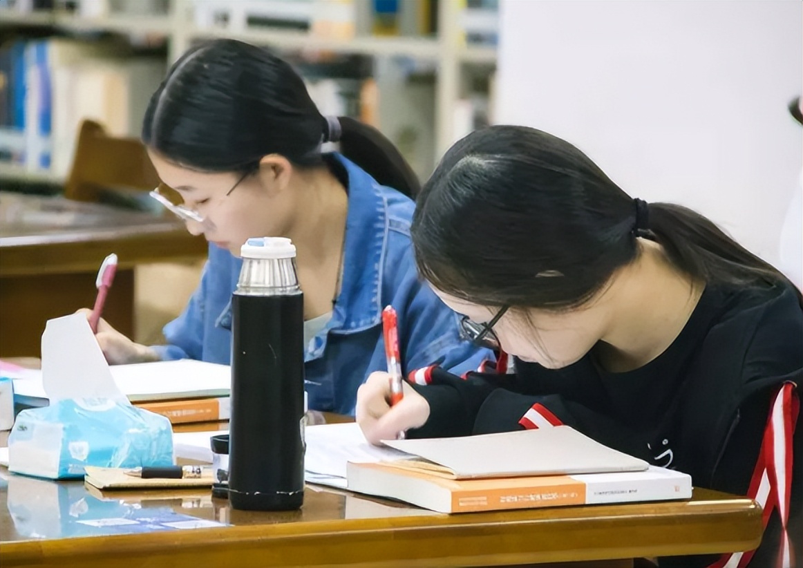 大学英语四级考试后，clinic火上热搜，中学生必背词汇难倒大学生