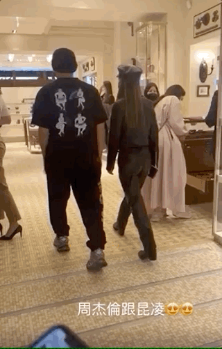 周杰伦陪老婆逛街甜蜜偷拍，昆凌挺六个月孕肚，素颜出镜略显憔悴