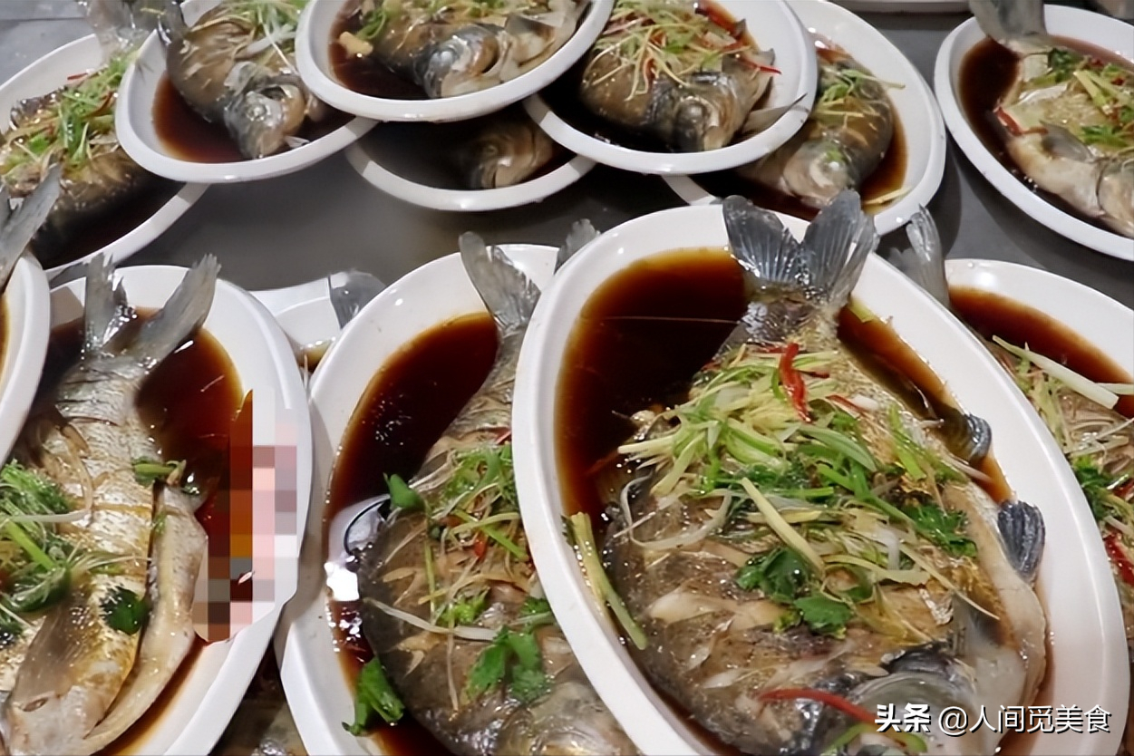 河南大姐回农村吃席，一桌子18个菜有荤有素，成本320元贵吗？