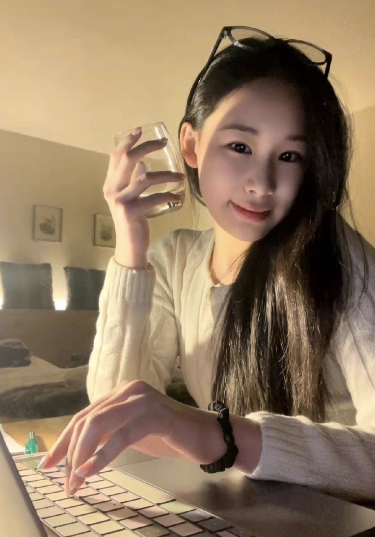 赵文卓晒庆生照，50岁依然精神矍铄满头乌发，获大女儿写信送祝福