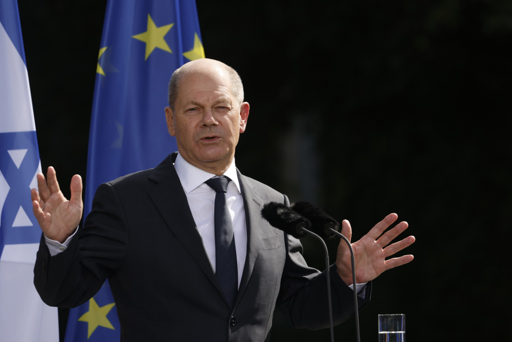 德国总理朔尔茨坚定支持全球化此外,欧盟贸易专员东布罗夫斯基斯(以下