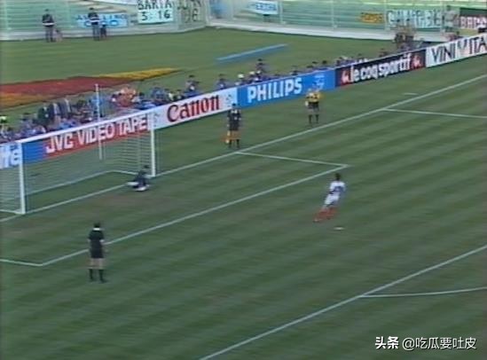 世界杯几张黄牌一个点球(1990年世界杯1/4决赛，巨星先后错失点球，戈耶切亚显神威)