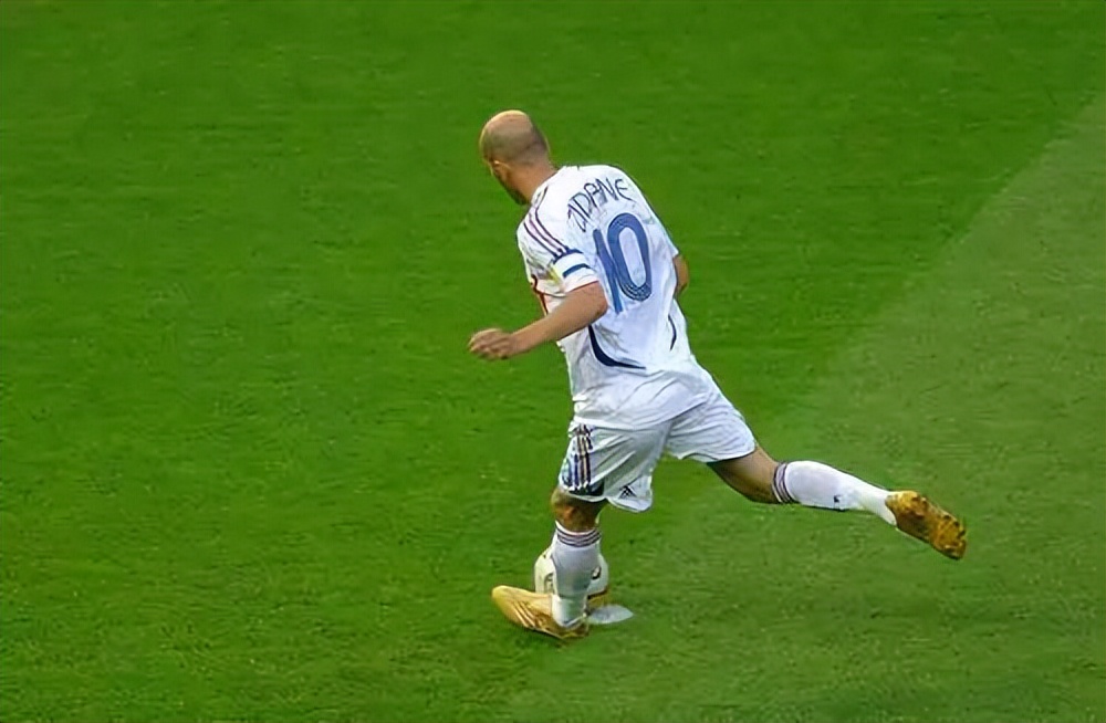 踢出勺子点球的那一刻 本泽马像极了他的前辈齐达内