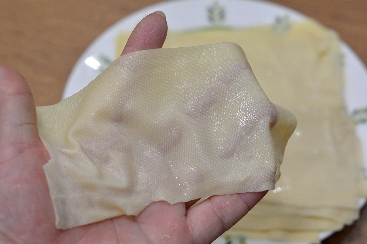 这道清蒸金针菇清香脆嫩，上学娃和中年男人可常吃，几分钟出锅