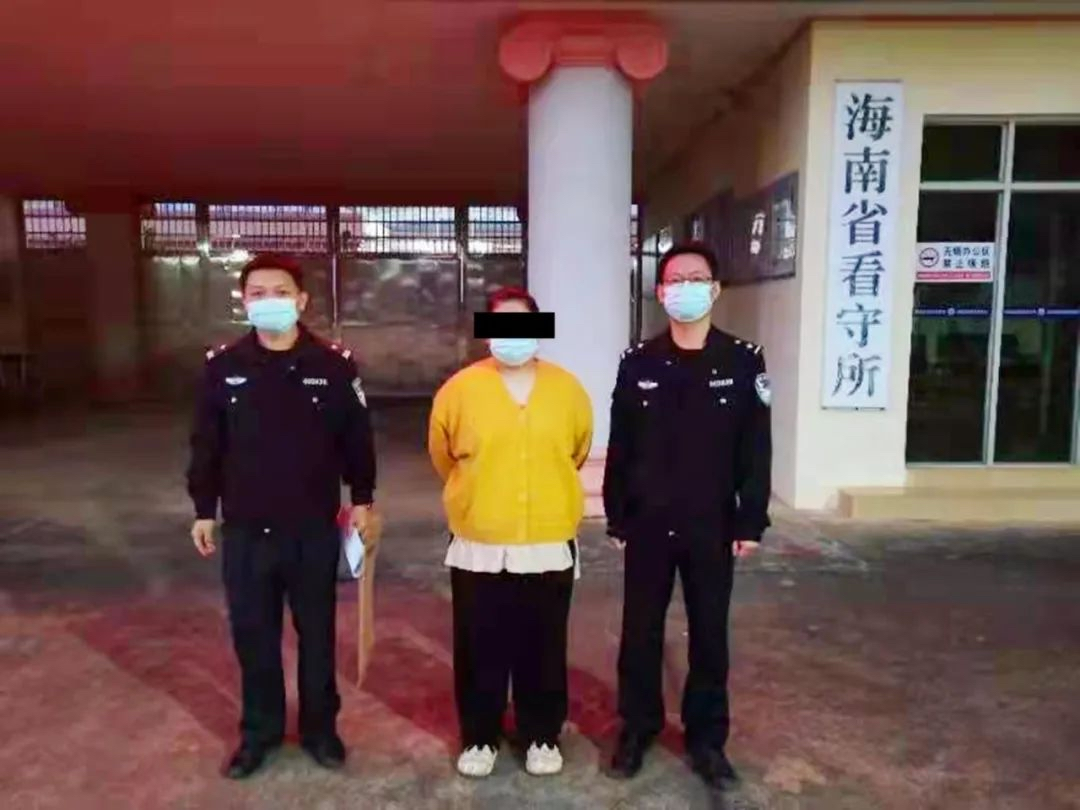 【法治热点早知道】情侣在接受防疫排查时，女友被发现是逃犯，男子脱口而出说了9个字！